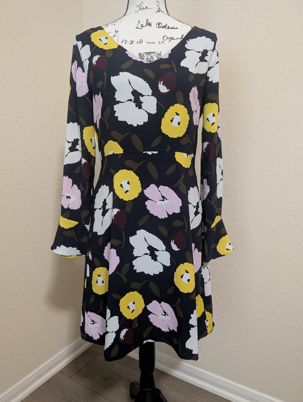 Ann Taylor Factory Lined Navy Floral Bell Sleeve V-Neck Fit & Flare Dress• SZ4🫒
